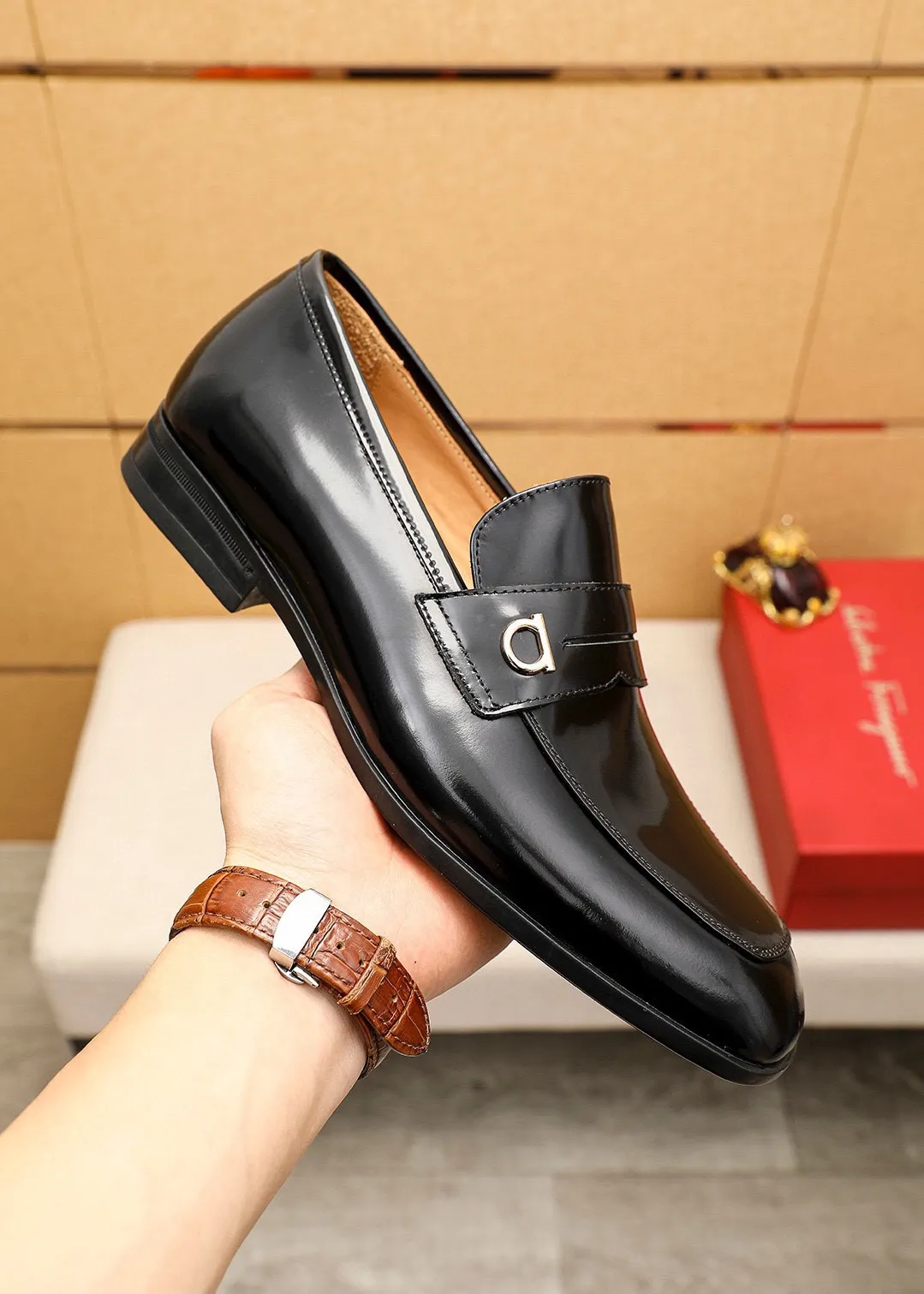 Men's shoes 💰480 💐 Product trademark: Ferragamo "Ferragamo" casual leather shoes Regular size: 38-44 (45🉑️customized) Product materials: Selected imported first-layer open-edge beaded cowhide upper + luxury hardware buckle, imported water-dyed cowhide leather lining. Strong three-dimensional visual effect, original rubber outsole Color: 3⃣️seed leather materials available